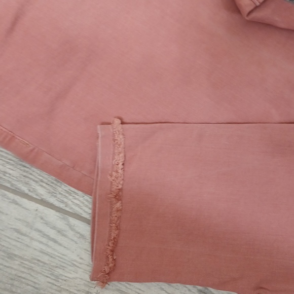 So distressed high rise cropped jeans size 13/31w peach colored - Picture 2 of 9